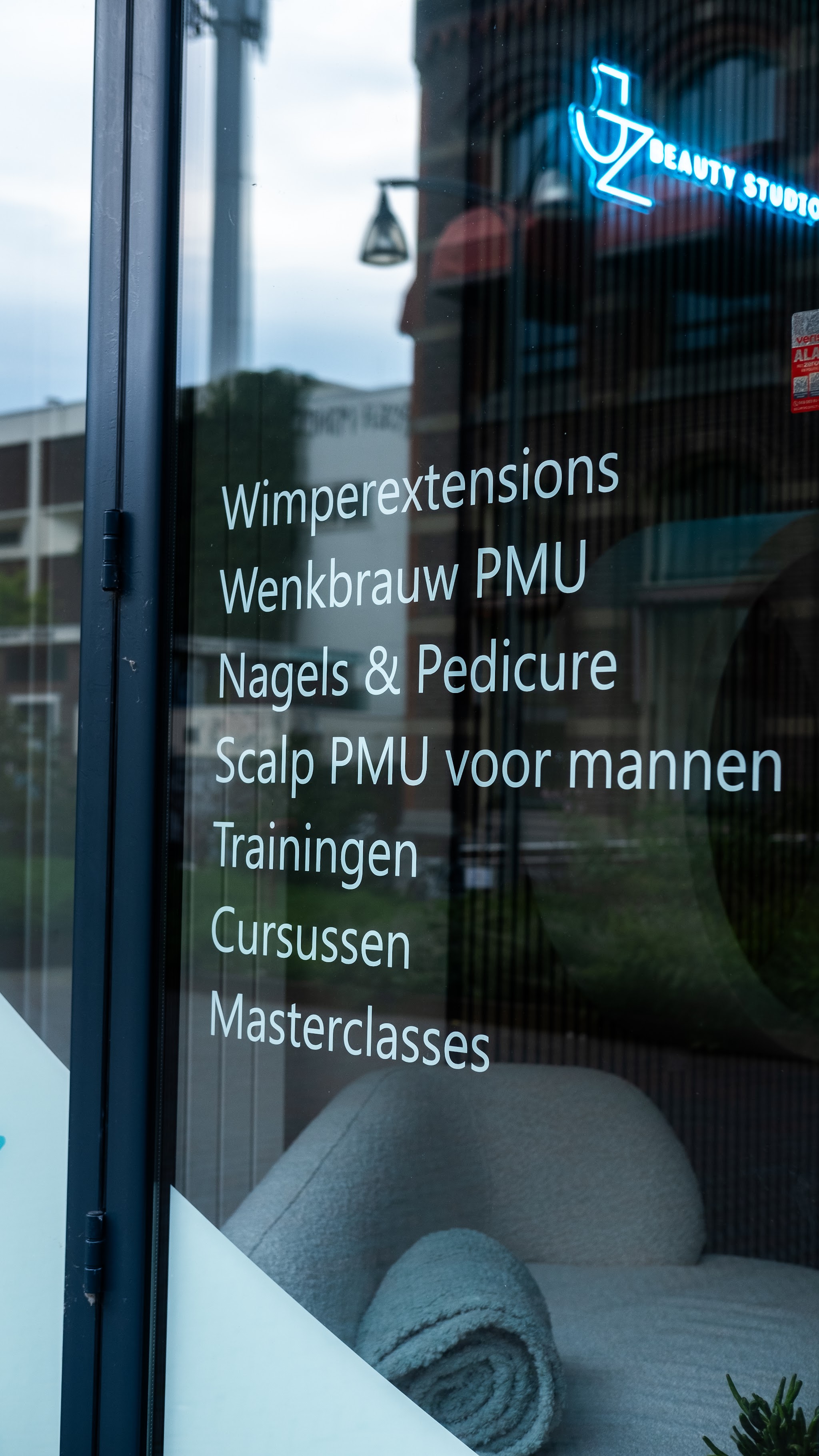 Het raam van de studio met Wimperextensions, Wenkbrauw PMU, Nagels & Pedicure, Scalp PMU voor mannen, Trainingen, Cursussen en Masterclasses
